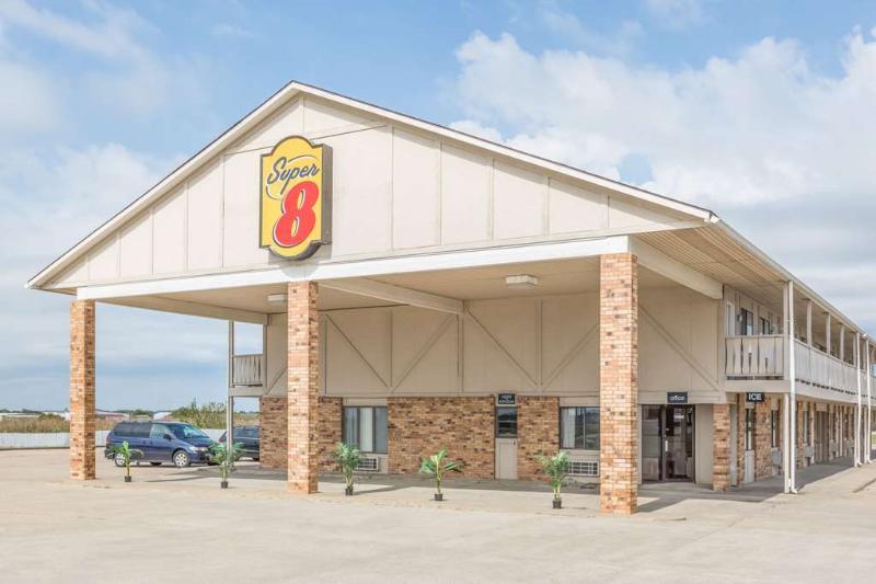 Super 8 By Wyndham Butler Hotel Exterior photo