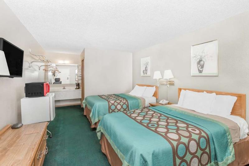 Super 8 By Wyndham Butler Hotel Exterior photo