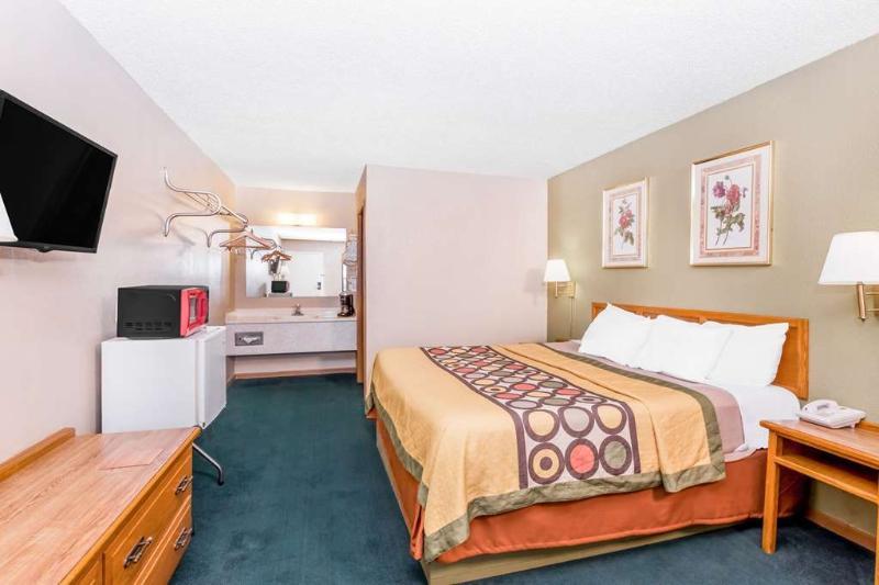 Super 8 By Wyndham Butler Hotel Exterior photo